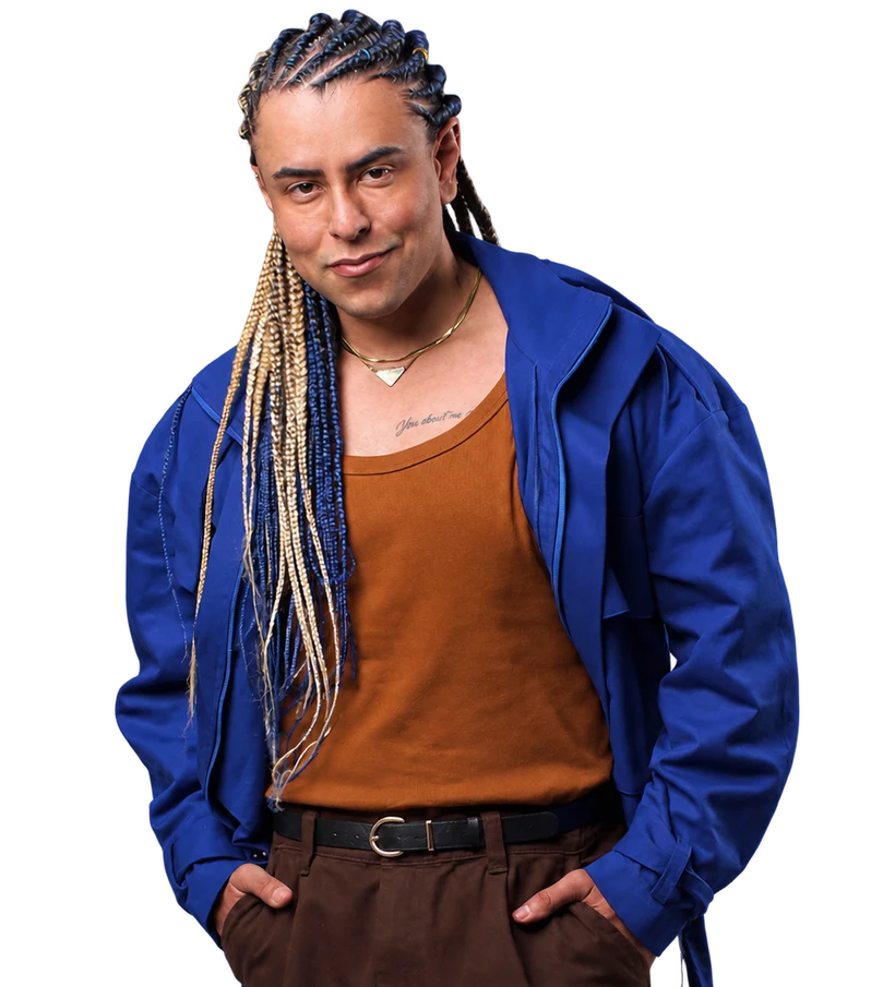 Professor Douglas Gomes com as mãos nos bolsos, de jaqueta azul